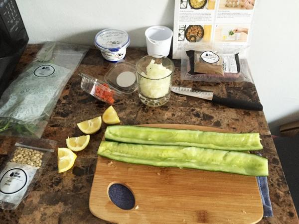 26-黃瓜瓤掏出，洋蔥切塊、擇薄荷、歐芹去莖、杏仁切碎