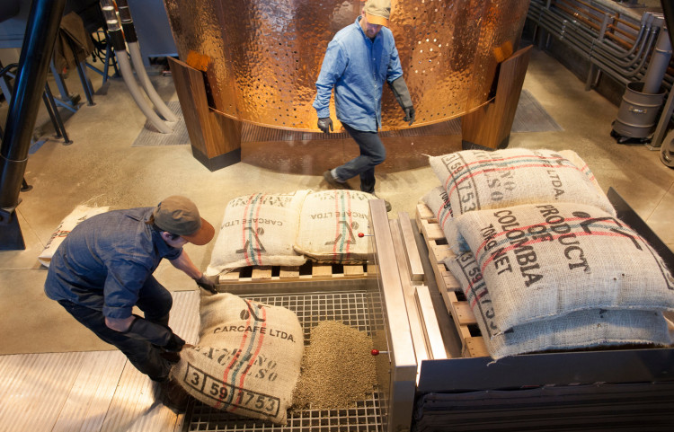 西雅圖一家星巴克裡，工作人員正在倒咖啡豆。