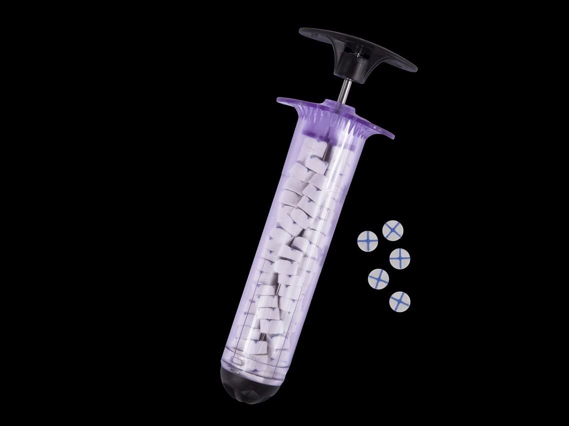 FDA美國食品與藥物管理局批准通過了XStat，這是一種類似於注射器的裝置，可以將小海綿注入很深的傷口裡。