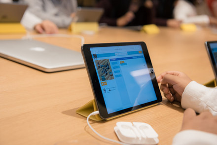 庫克觀摩了一組小學三年級學生編寫代碼，而學生全神貫注與iPad上而渾然不覺