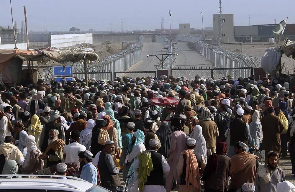 巴基斯坦查曼，滯留的人們聚集在一起，向安全部隊尋求開放資訊，該巴阿邊界幾天前被當局關閉