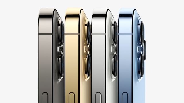 配色方面， iPhone 13 系列今年有五種配色，蘋果去掉了去年在 iPhone 12 上頗受好評的白色和綠色，增加了一個全新的金色，官方稱其為「星光色」。